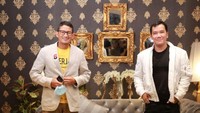 Fitno bersama Sandiaga Uno di ruangan tempat menerima tamu. (Foto: dok. Instagram @fitno_fabulous)