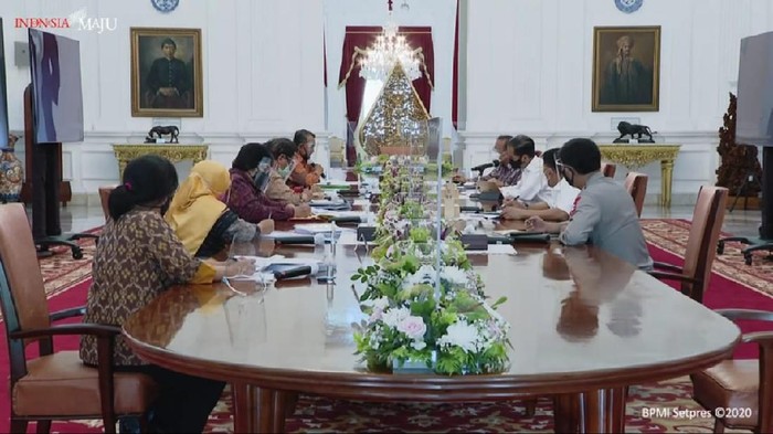Presiden bersama sejumlah menteri dan Kapolri bertemu dengan pegiat reforma agraria (YouTube Sekretariat Presiden)
