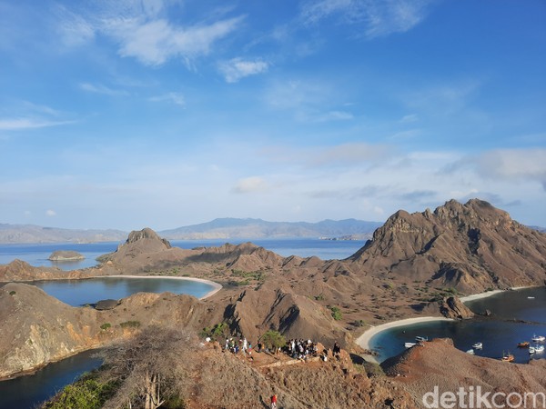 Dari puncak bukit Pulau Padar terlihat pemandangan Pulau Komodo, Gili Lawa, dan Batu Bolong. Indahnya teluk dan birunya lautan membuat hati ini terasa senang karena lelahnya perjalanan terbayar sudah.