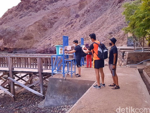 Di pintu masuk disediakan wastafel untuk mencuci tangan. Sebelum memulai trekking menuju puncak bukit di Pulau Padar, wisatawan juga wajib menunjukkan hasil tes bebas COVID-19 dan diperiksa suhu tubuhnya. Jika suhu di bawah 37,5 derajat celcius, wisatawan diizinkan masuk. Selain itu mereka juga wajib membawa masker. Di pintu masuk disediakan wastafel untuk mencuci tangan. Sebelum memulai trekking menuju puncak bukit di Pulau Padar, wisatawan juga wajib menunjukkan hasil tes bebas COVID-19 dan diperiksa suhu tubuhnya. Jika suhu di bawah 37,5 derajat celcius, wisatawan diizinkan masuk. Selain itu mereka juga wajib membawa masker.