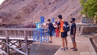 Di pintu masuk disediakan wastafel untuk mencuci tangan. Sebelum memulai trekking menuju puncak bukit di Pulau Padar, wisatawan juga wajib menunjukkan hasil tes bebas COVID-19 dan diperiksa suhu tubuhnya. Jika suhu di bawah 37,5 derajat celcius, wisatawan diizinkan masuk. Selain itu mereka juga wajib membawa masker.