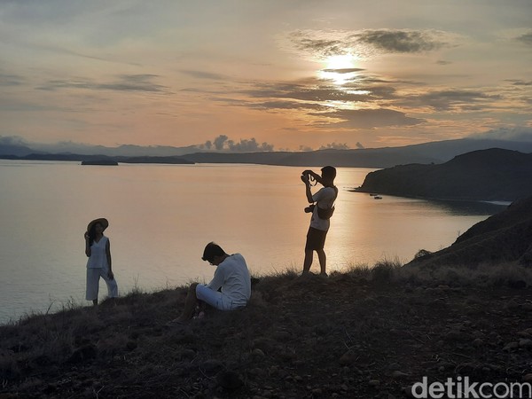Sembari mendaki, wisatawan menyempatkan diri untuk berfoto. Kecantikan Pulau Padar memang sayang bila tak diabadikan dalam potret.