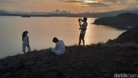 Sembari mendaki, wisatawan menyempatkan diri untuk berfoto. Kecantikan Pulau Padar memang sayang bila tak diabadikan dalam potret.