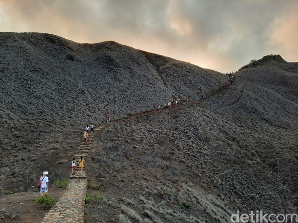 Selama melakukan pendakian, wisatawan harus tetap menjaga jarak. Untuk mencapai puncak bukit, wisatawan harus melewati sekitar 750 anak tangga. Selama melakukan pendakian, wisatawan harus tetap menjaga jarak. Untuk mencapai puncak bukit, wisatawan harus melewati sekitar 750 anak tangga.
