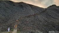 Selama melakukan pendakian, wisatawan harus tetap menjaga jarak. Untuk mencapai puncak bukit, wisatawan harus melewati sekitar 750 anak tangga.