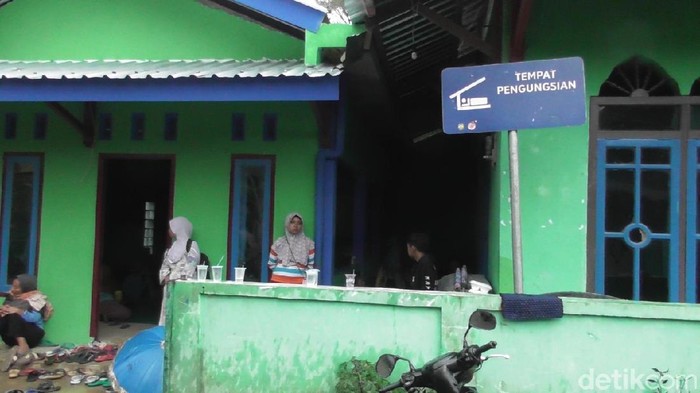 Ratusan warga di Desa Kalitlaga, Pagentan, Banjarnegara, diungsikan karena ada rekahan tanah di permukiman, Kamis (3/12/2020).