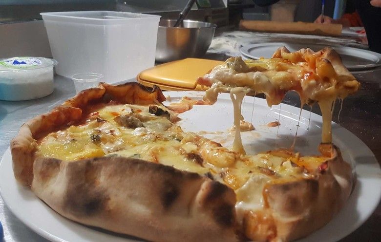 Rekor Dunia! Pizza dengan Topping Keju Terbanyak Pakai 257 Jenis Keju