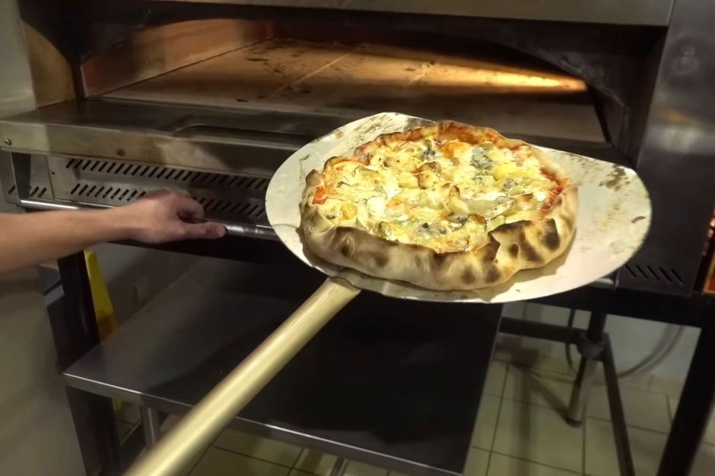 Rekor Dunia! Pizza dengan Topping Keju Terbanyak Pakai 257 Jenis Keju