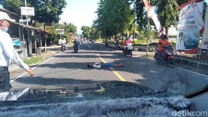 Remaja rebahan di tengah jalan kagetkan pengendara di Pangandaran