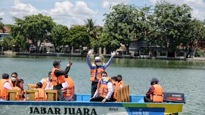 Foto: Ridwan Kamil dan Perahu Wisata Situ Rawa Besar