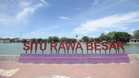Emil mengatakan dengan hadirnya perahu wisata, membuat warga khususnya anak-anak antusias mengelilingi situ seluas kurang lebih 13 hektare ini. (Humas Pemprov Jawa Barat)