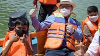 Selain memberikan perahu wisata, Ridwan Kamil juga tidak henti-hentinya meminta masyarakat dan Pemkot Depok untuk bisa mempertahankan sekaligus memperbaiki level kewaspadaan Kota Depok yang merujuk data periode 23-29 November 2020 berada di Zona Oranye (Risiko Sedang). (Humas Pemprov Jawa Barat)