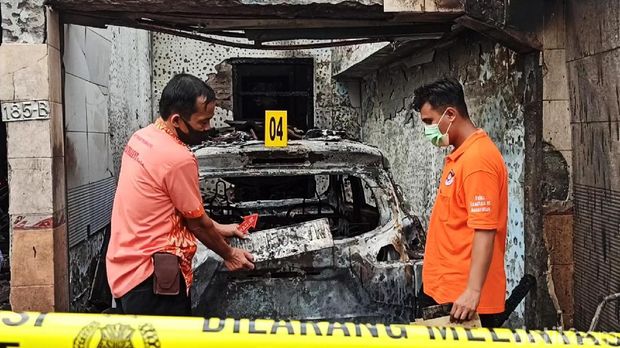 Rumah Kepala Seksi Perbekalan dan Farmasi Dinkes Tulungagung, Masduki diduga dibakar orang tak dikenal. Dua mobil dan satu sepeda motor juga ludes terbakar.