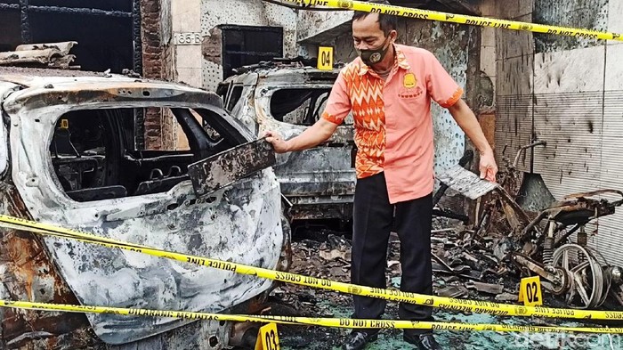 Rumah Kepala Seksi Perbekalan dan Farmasi Dinkes Tulungagung, Masduki diduga dibakar orang tak dikenal. Dua mobil dan satu sepeda motor juga ludes terbakar.