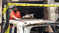 Pihak kepolisian belum berani memastikan penyebab kebakaran rumah tersebut.