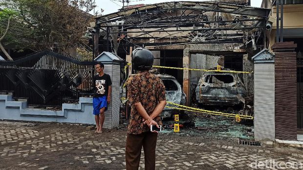 Rumah Kepala Seksi Perbekalan dan Farmasi Dinkes Tulungagung, Masduki diduga dibakar orang tak dikenal. Dua mobil dan satu sepeda motor juga ludes terbakar.