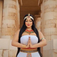 Salma Al Shimi dikabarkan ditangkap 17 jam setelah mengunggah ke media sosial aksinya berfoto dengan latar belakang piramida. Dalam fotonya Salma memakai mini dress putih ketat yang mengekspos pundaknya. Dia berpose bak Ratu Cleopatra dengan rambut hitamnya dibiarkan tergerai dan memakai hiasan kepala berbentuk ular. Foto: dok. Instagram