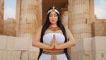 Foto: Model Seksi yang Nodai Kesakralan Piramida Mesir