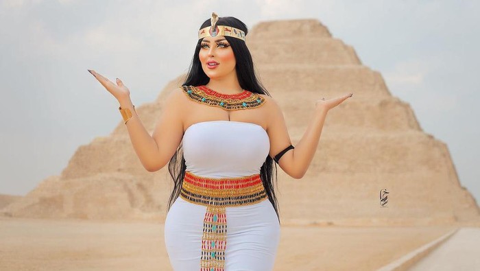 Salma Al Shimi Salma Al Shimi, model seksi foto di depan piramida