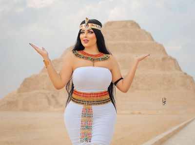 Foto: Model Seksi yang Nodai Kesakralan Piramida Mesir
