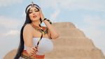 Foto: Model Seksi yang Nodai Kesakralan Piramida Mesir