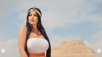 Model seksi Salma Al Shilmi ditangkap bersama fotografernya karena dianggap melakukan pemotretan vulgar di sebuah situs budaya. Dok. Instagram/salma.elshilmi.official