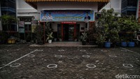 Tetapi langsung ditutup kembali karena kasus COVID-19 yang belum menunjukkan mereda atau turun. 