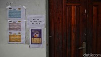 Selain itu tampak beberapa pintu dikunci rapat karena tidak ada kegiatan.