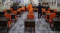 Seorang petugas keamanan memeriksa ruangan kelas di kawasan SMPN 3 Pekanbaru, Riau, Rabu (18/11).