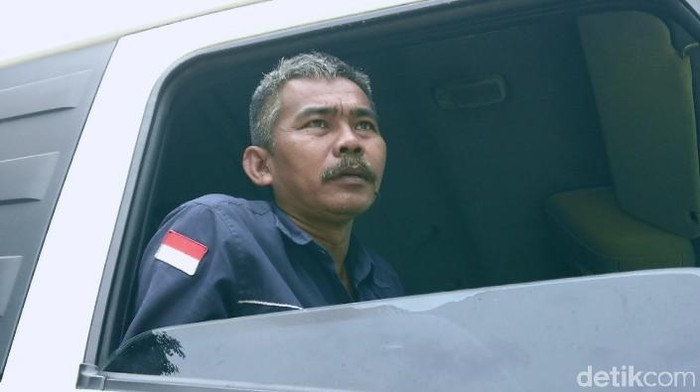 Sopir taksi yang terjebak macet di Jalan Raya Cilegon