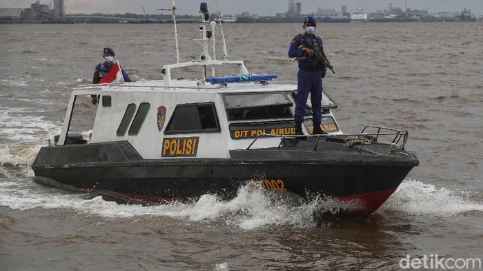Pasukan Sat Polair Kepolisian Resor Dumai dari Polda Riau rutin melakukan patroli air untuk menjaga perairan dumai di perbatasan.