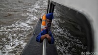 Perlu diketahui beberapa minggu lalu, tim Bea Cukai Dumai berhasil menangkap 50 kg sabu Malaysia yang disebrangkan dengan speedboat dari Rupat menuju Dumai.