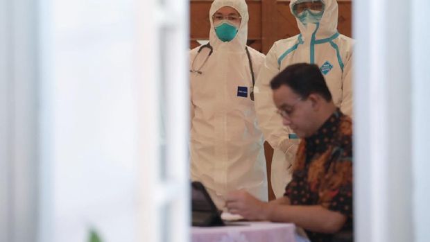 Suasana saat Gubernur DKI Jakarta Anies Baswedan melaksanakan rapat virtual dari tempat isolasi mandiri di Rumah DIinas.