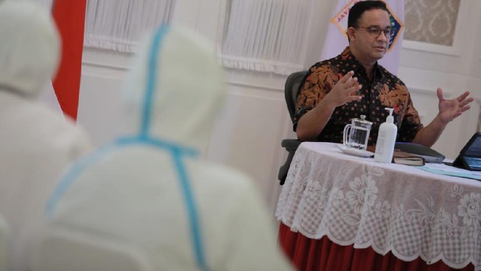Suasana saat Gubernur DKI Jakarta Anies Baswedan melaksanakan rapat virtual dari tempat isolasi mandiri di Rumah DIinas.