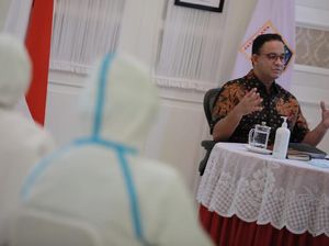 Didampingi Petugas Ber-APD, Anies Ikut Rapat Virtual dari Rumah Dinas