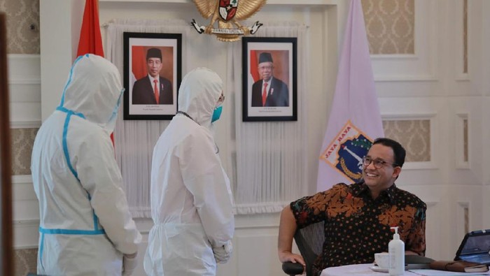 Suasana saat Gubernur DKI Jakarta Anies Baswedan melaksanakan rapat virtual dari tempat isolasi mandiri di Rumah DIinas.
