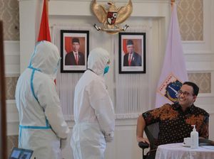 PDIP DKI Sorot Foto Anies Tak Bermasker Bareng Petugas Ber-APD: Dia Panutan