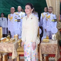 Ratu Suthida dan selir sang raja Sineenan tidak pernah dengan sengaja tampil bersama di depan umum. Kalaupun mereka berada di acara yang sama, keduanya hampir tidak saling memandang, terutama saat penobatan raja tahun lalu. Foto: Instagram @ lovequeen_suthida