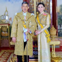 Dan inilah istri resmi Raja Maha Vajiralongkorn, Ratu Suthida Bajrasudhabimalalakshana. Suthida merupakan istri keempat Raja Thailand. Dia dinikahi sang raja pada 2019. Sebelumnya dia adalah seorang pramugari. Foto: Instagram @ lovequeen_suthida