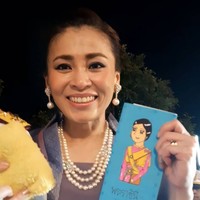 Ratu Suthida yang berusia 42 tahun berasal dari keluarga Thailand keturunan China. Dia mengenyam gelar sarjana komunikasi dari Assumption University. Setelah lulus kuliah, dia sempat bekerja sebagai pramugari di Maskapai JALways. Foto: Instagram @ lovequeen_suthida