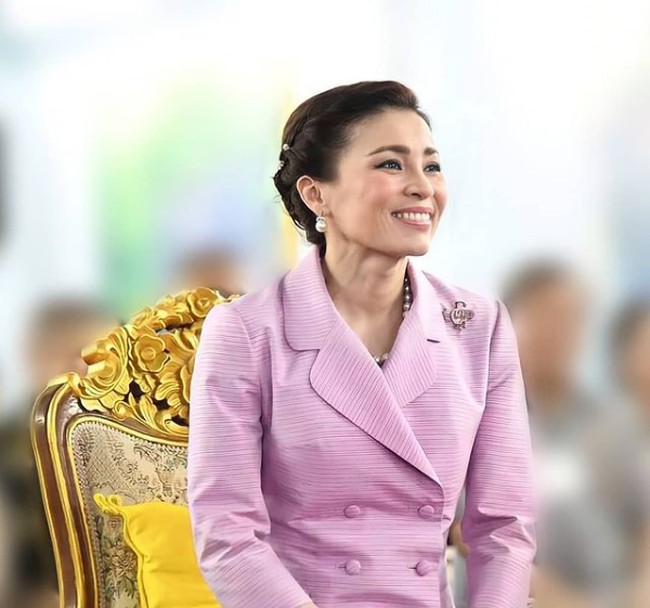 Kini saat foto-foto intim sang selir Sineenat tersebar giliran pendukung Ratu Suthida yang dirumorkan jadi dalangnya. Dalam utas Twitter-nya, seorang jurnalis yang kerap meliput tentang Kerajaan Thailand mengungkapkan kembalinya Sineenat setelah keluar dari penjara ditentang dengan keras oleh orang-orang istana yang telah berjanji mendukung Ratu Suthida. Foto: Instagram @ lovequeen_suthida