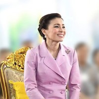 Kini saat foto-foto intim sang selir Sineenat tersebar giliran pendukung Ratu Suthida yang dirumorkan jadi dalangnya. Dalam utas Twitter-nya, seorang jurnalis yang kerap meliput tentang Kerajaan Thailand mengungkapkan kembalinya Sineenat setelah keluar dari penjara ditentang dengan keras oleh orang-orang istana yang telah berjanji mendukung Ratu Suthida. Foto: Instagram @ lovequeen_suthida