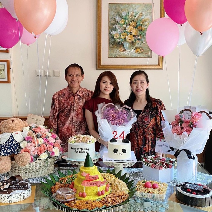 Tak Cuma Cantik, Calon Mantu Hotman Paris Jago Bikin Kue Tak Cuma Cantik, Calon Mantu Hotman Paris Jago Bikin Kue