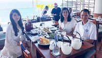 Chen diketahui sangat dekat dengan keluarganya. Tak heran kalau banyak momen makan bersama sang ayah dan ibu, termasuk saat merayakan Natal ini.  Foto: instagram @chengiovani