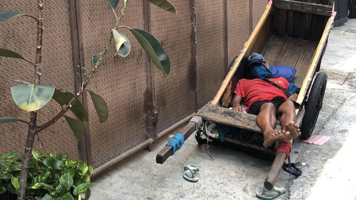 Tangkal COVID-19 dengan Perkuat Imun lewat Tidur yang Cukup Pandemi covid-19 belum juga hilang dari Indonesia, berbagai cara untuk mencegah penyakit ini pun beragam salah satunya adalah tidur.