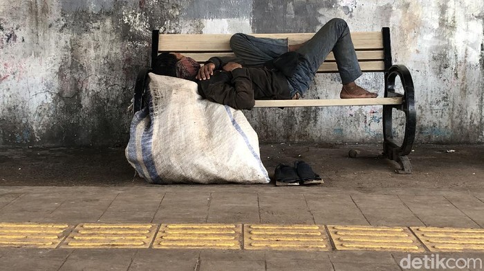 Tangkal COVID-19 dengan Perkuat Imun lewat Tidur yang Cukup Pandemi covid-19 belum juga hilang dari Indonesia, berbagai cara untuk mencegah penyakit ini pun beragam salah satunya adalah tidur.