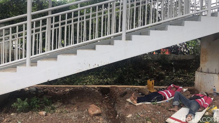 Tangkal COVID-19 dengan Perkuat Imun lewat Tidur yang Cukup Pandemi covid-19 belum juga hilang dari Indonesia, berbagai cara untuk mencegah penyakit ini pun beragam salah satunya adalah tidur.