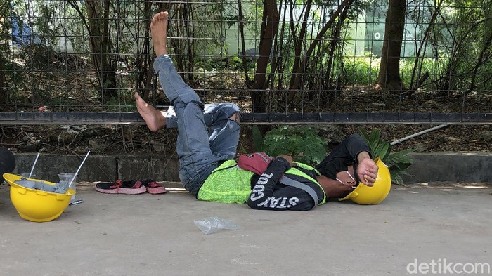 Tangkal COVID-19 dengan Perkuat Imun lewat Tidur yang Cukup Pandemi covid-19 belum juga hilang dari Indonesia, berbagai cara untuk mencegah penyakit ini pun beragam salah satunya adalah tidur.