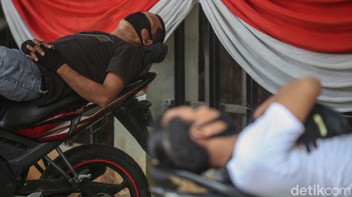 Tangkal COVID-19 dengan Perkuat Imun lewat Tidur yang Cukup Pandemi covid-19 belum juga hilang dari Indonesia, berbagai cara untuk mencegah penyakit ini pun beragam salah satunya adalah tidur.
