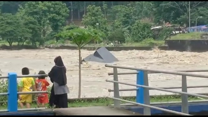 Tangkapan layar video kapal ponton hanyut di Banyumas, Kamis (3/12/2020).